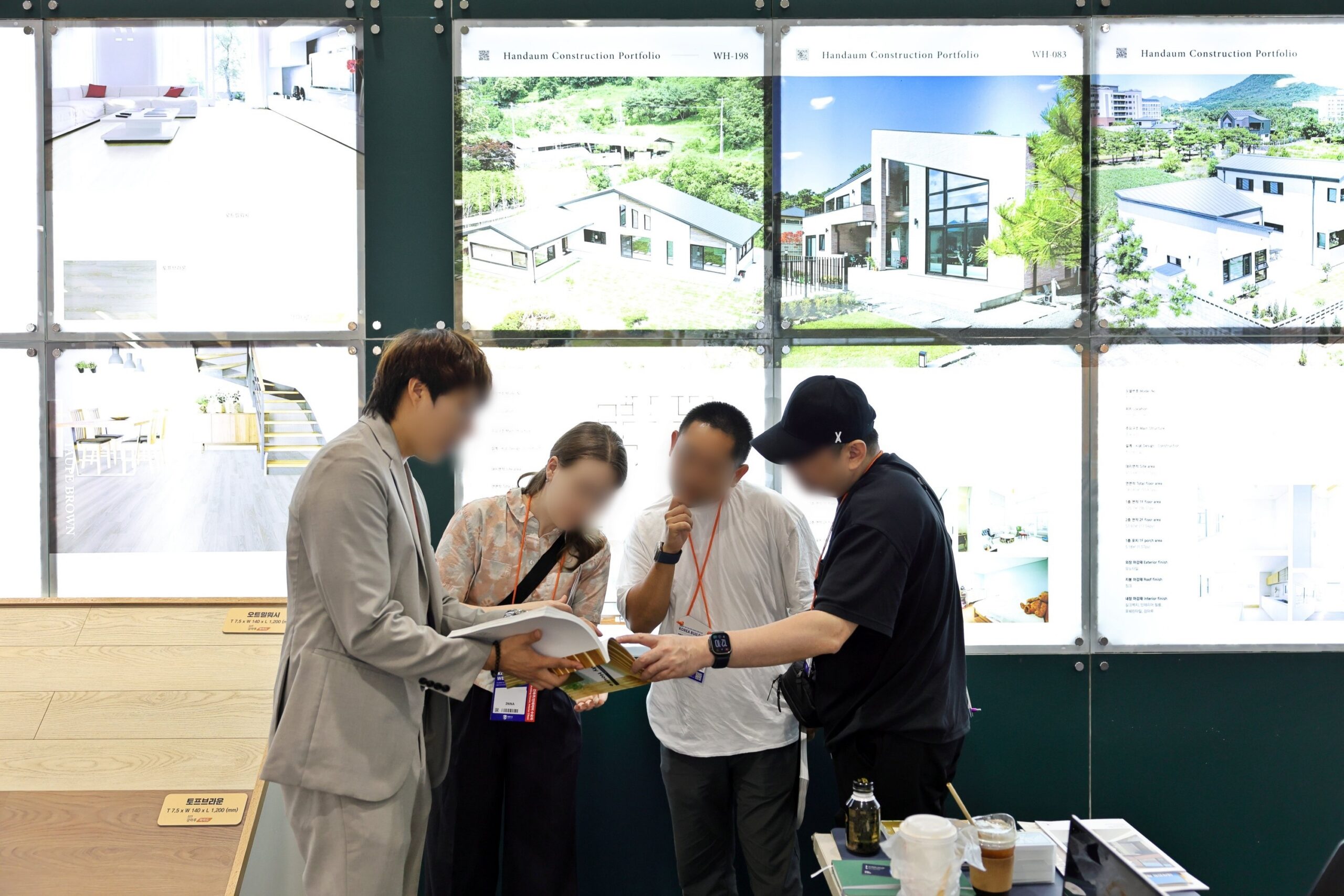 2026 코리아빌드위크 코엑스 사전등록 무료입장 안내 3 지난 코리아빌드위크에서 주택 설계와 시공 사례를 상담하는 관람객