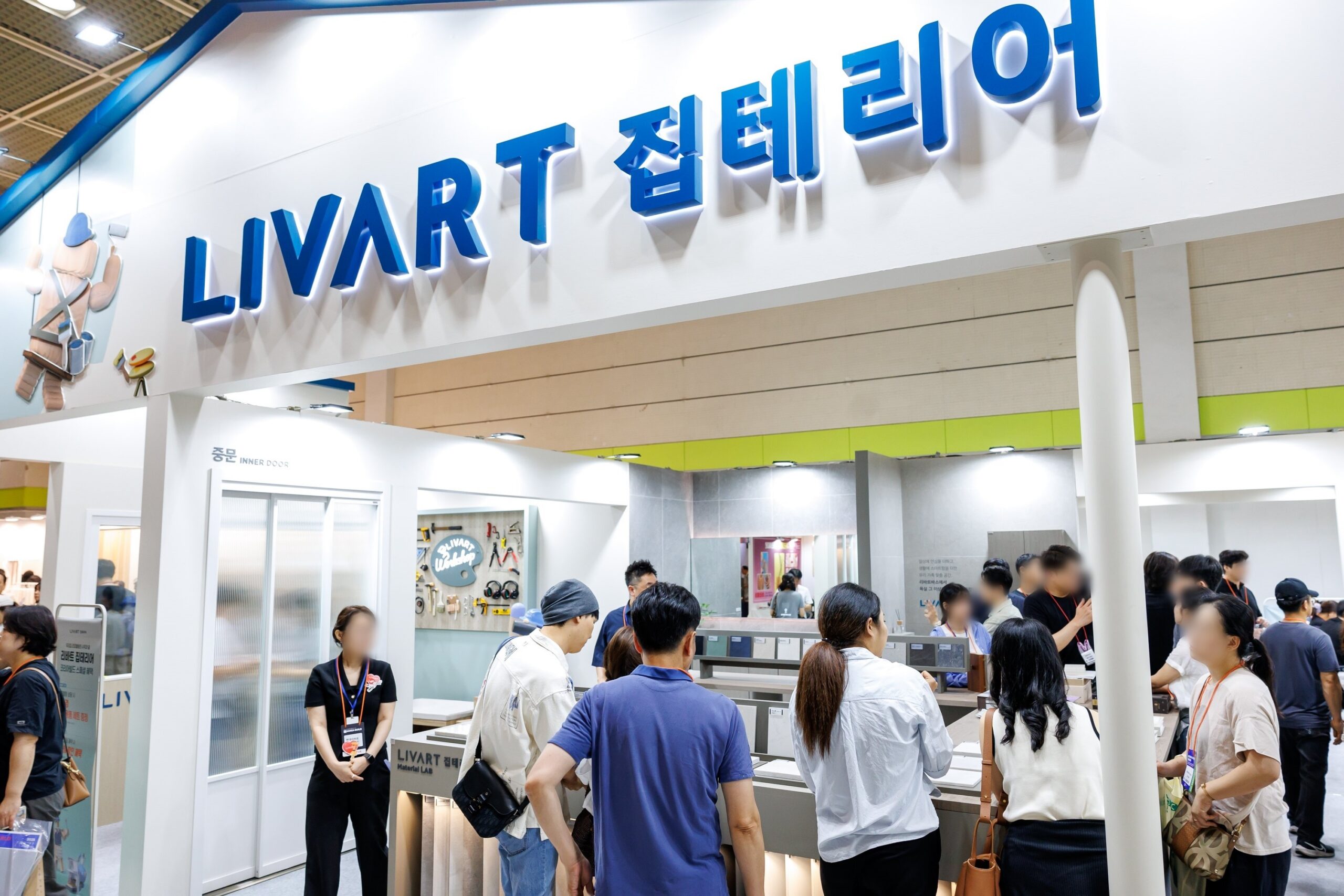 2026 코리아빌드위크 코엑스 사전등록 무료입장 안내 4 지난 코리아빌드위크 인테리어 브랜드 부스에서 상담받는 관람객