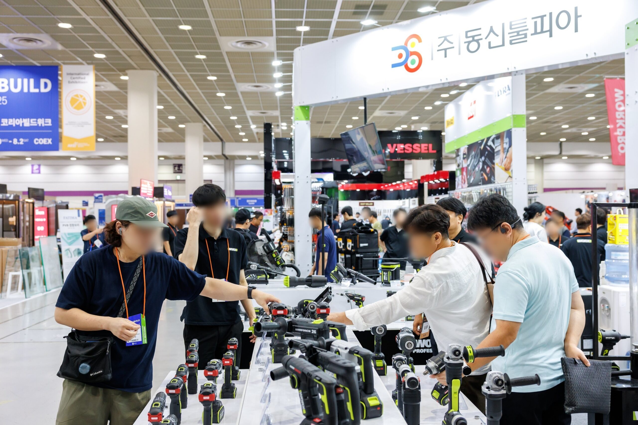 2026 코리아빌드위크 코엑스 사전등록 무료입장 안내 1 지난 코리아빌드위크 전시장에서 건축 공구를 직접 살펴보는 관람객