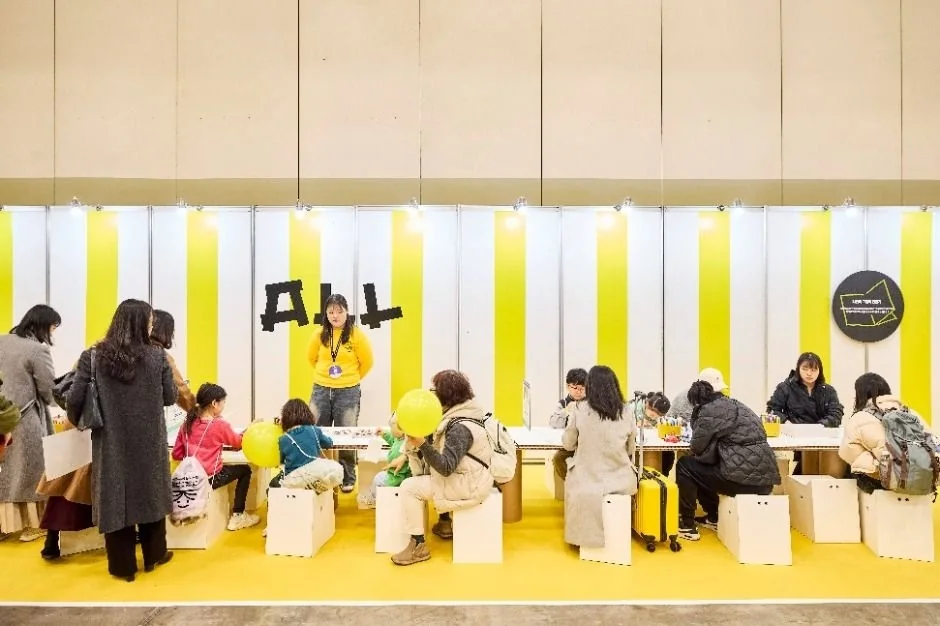 지난 도서전 책을 살펴보는 관람객과 출판사 부스
