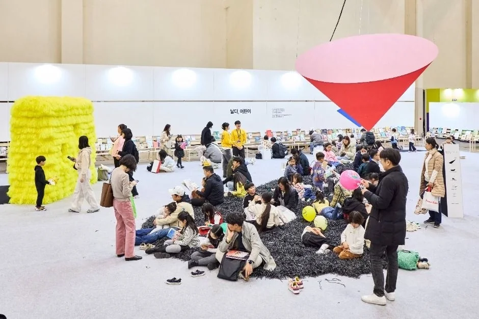 지난 도서전 전시 공간과 앉아서 쉬는 관람객