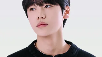 검은 옷 차림으로 옆을 바라보는 모델의 촬영 사진