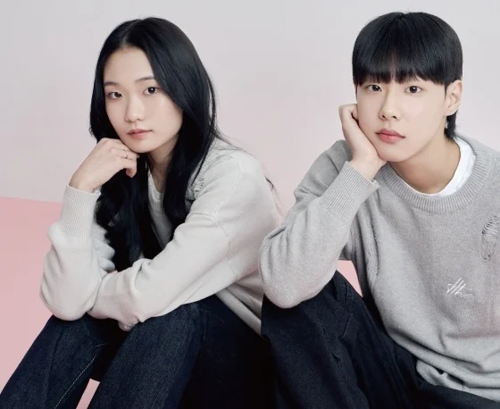 나란히 앉아 턱을 괴고 있는 두 모델의 촬영 사진