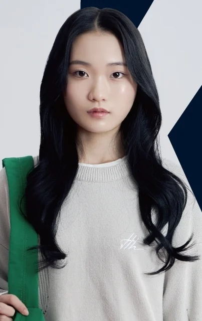 밝은 니트와 초록 가방을 착용한 모델의 촬영 사진