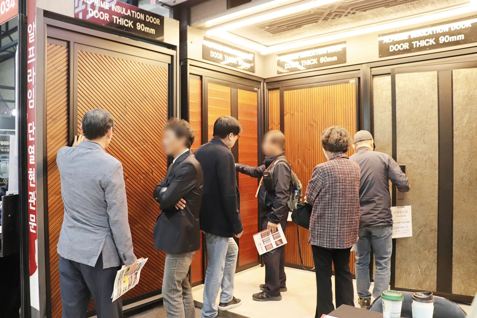 지난 전시회 도어 전시 부스에서 설명을 듣는 관람객