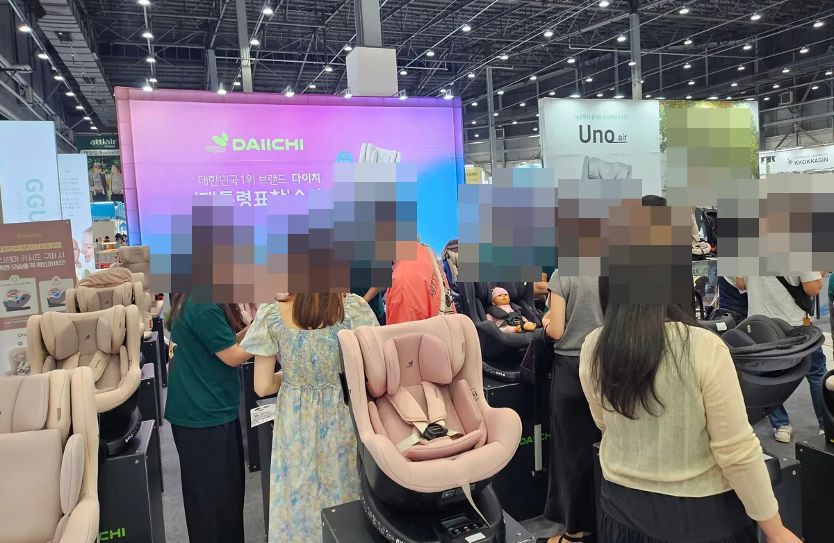 여러 형태의 카시트가 놓인 전시 공간