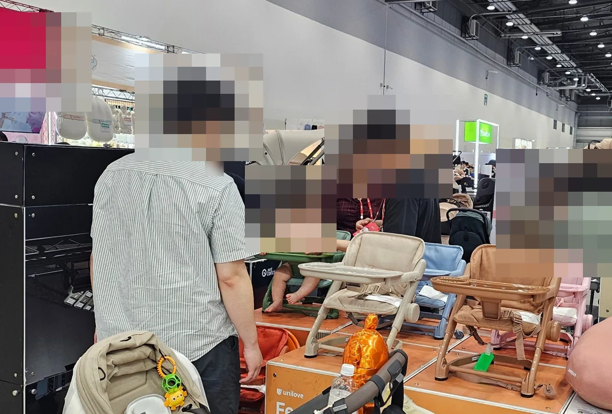 식탁의자와 유아용 의자를 비교하는 전시 공간
