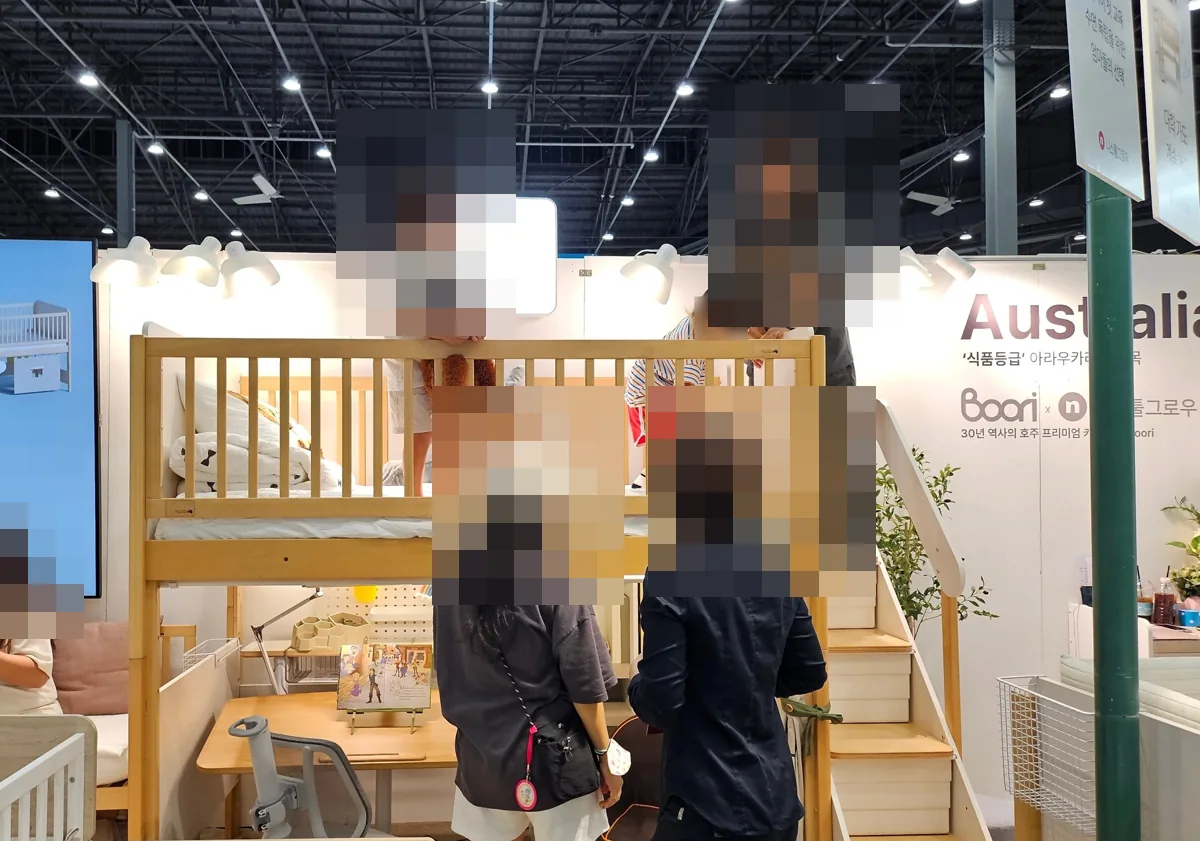 아기 침대와 유아 가구가 놓인 전시 공간