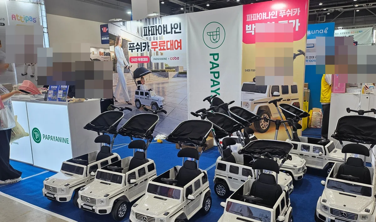 유아용 승용 완구와 유모차가 함께 전시된 모습